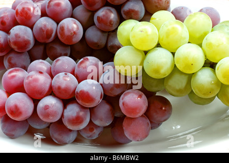 Les raisins rouges et blancs Banque D'Images