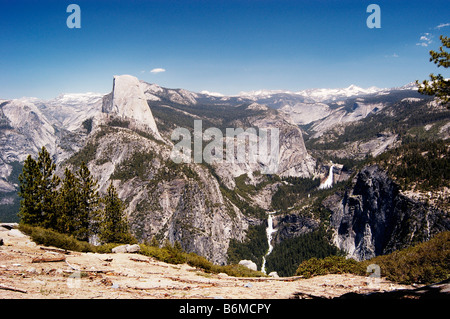 Peu de Yosemite Valley montrant Nevada Falls Chutes Vernal ci-dessus sur la rivière Merced Banque D'Images