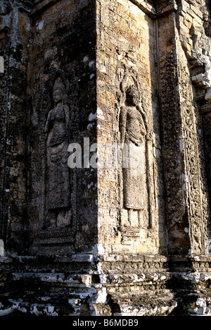 Bas-relief au 12e siècle complexe du temple d'Angkor Wat dans les ruines khmers ville d'Angkor Thom, près de Siem Reap, Cambodge Banque D'Images