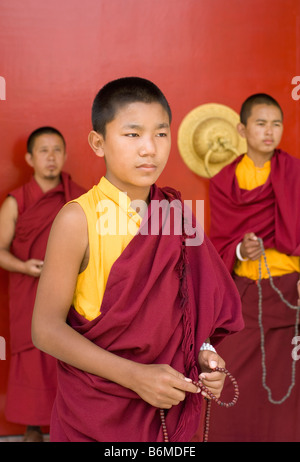 Trois moines debout devant une porte, les Monastères Tibétains, Bodhgaya, Gaya, Bihar, Inde Banque D'Images