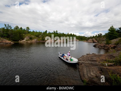 La navigation de plaisance dans la rivière Pickerel, près de la rivière des Français, du nord de l'Ontario, Canada Banque D'Images