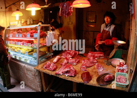 Un matin vendeur ouvert à vendre des légumes dans l'alimentation locale dans industrty non réglementés le quartier résidentiel des rues latérales chinois Banque D'Images