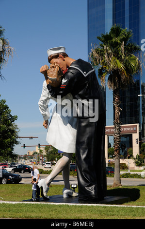 J Seward Johnson en aluminium peint sculpture intitulée reddition sans conditions Bayside à Sarasota en Floride USA Banque D'Images