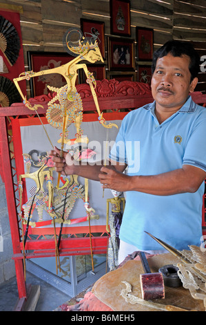 Personnes détenant un javanais wayang kulit de Yogyakarta, Indonésie Banque D'Images