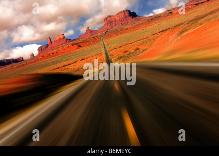 Résumé de Vue spectaculaire sur la route 13 Mile à Monument Valley Arizona avec flou de vitesse intentionnelle Banque D'Images