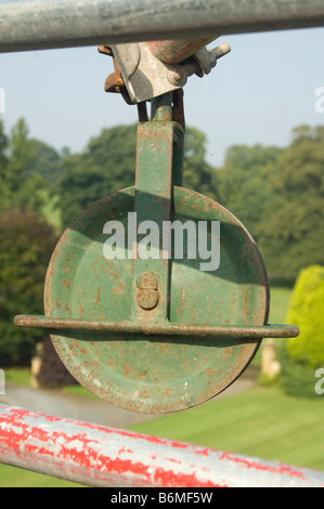 La poulie de la corde ou d'un palan érigée sur la barre d'échafaudage en préparation pour les travaux de construction de toit traditionnel Banque D'Images