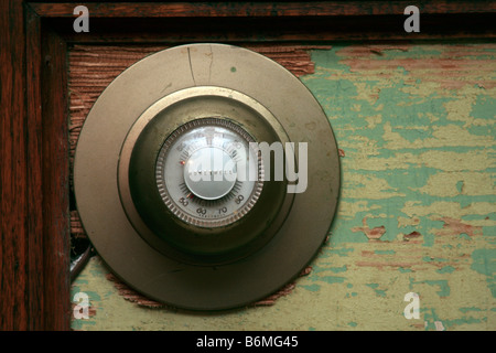 Honeywell thermostat à cadran de commande registre avec finition or. Banque D'Images