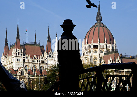 Monument en bronze d'Imre Nagy à la recherche à l'édifice du parlement à Budapest, Hongrie Banque D'Images