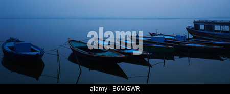 Bateaux amarrés dans une rivière, Gange, Varanasi, Uttar Pradesh, Inde Banque D'Images