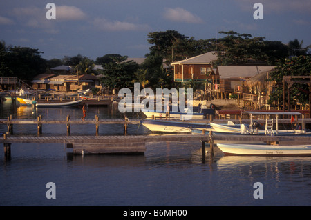 Bateaux à quai dans la ville de West End sur l'île de Roatan, Bay Islands, Honduras Banque D'Images