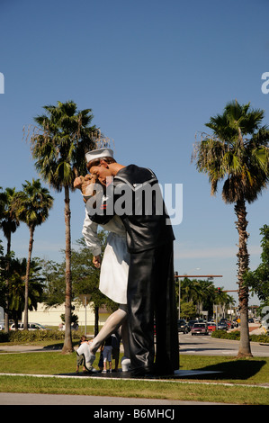 J Seward Johnson en aluminium peint sculpture intitulée reddition sans conditions Bayside à Sarasota en Floride USA Banque D'Images