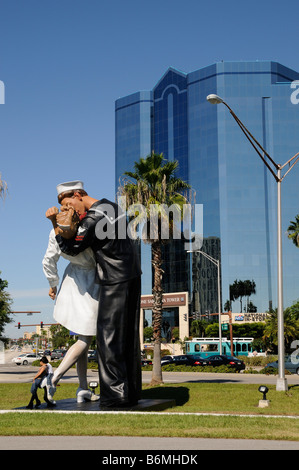 J Seward Johnson en aluminium peint sculpture intitulée reddition sans conditions Bayside à Sarasota en Floride USA Banque D'Images