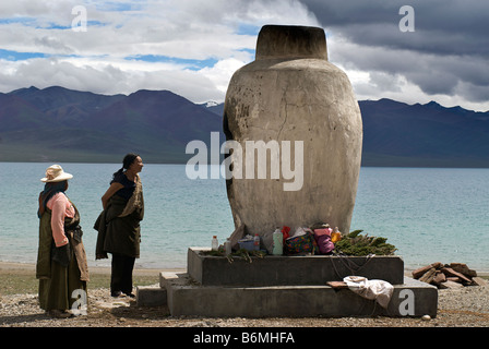 Les femmes tibétaines à un feu sacré place outre Nam Tso Lake, Tibet Banque D'Images