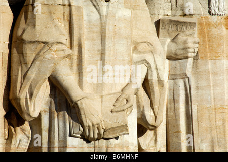 Dtail des sculptures de Jean Calvin et Théodore de Bèze avec un livre dans leurs mains, mur des Réformateurs, Genève Suisse Banque D'Images