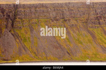 Falaises de la côte nord de l'Islande dans le voisinage d'Isafjordur. Banque D'Images