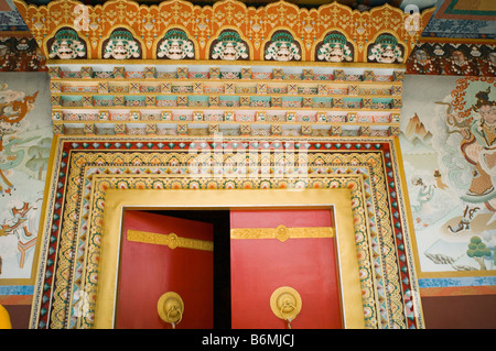 Découpage sur un mur, temple tibétain, Bodhgaya, Gaya, Bihar, Inde Banque D'Images