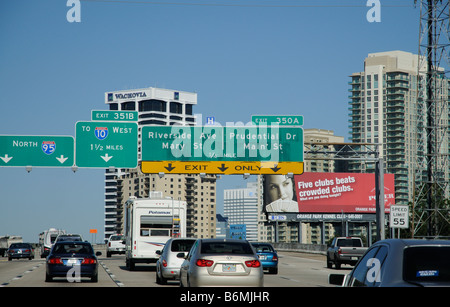 J'ai l'autoroute 95 en direction nord, le trafic à Jacksonville en Floride du Nord USA Banque D'Images