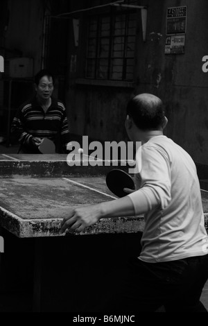 Matin, Ping Pong sur la première journée froide d'hiver de l'année à Guangzhou Chine Chine est plein de beaucoup de tables de ping-pong en béton Banque D'Images