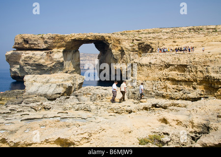 Les touristes visitant la fenêtre d'Azur, Tieqa Zerqa, Dwejra, Gozo, Malte Banque D'Images