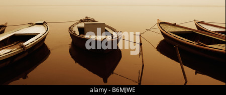 Bateaux amarrés dans une rivière, Gange, Varanasi, Uttar Pradesh, Inde Banque D'Images