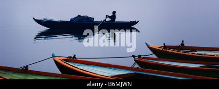 Bateaux amarrés dans une rivière, Gange, Varanasi, Uttar Pradesh, Inde Banque D'Images