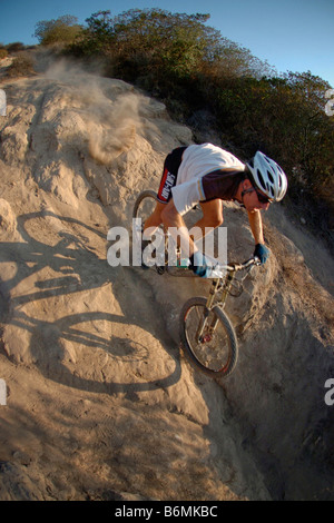 Vélo de montagne de descente sur sentier Telonics, Laguna Beach, Californie Banque D'Images