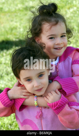 Une piscine portrait de deux filles de 4 ans Banque D'Images