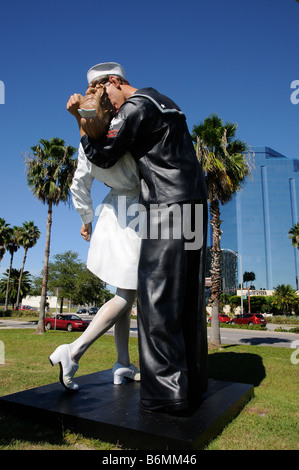 J Seward Johnson en aluminium peint sculpture intitulée reddition sans conditions Bayside à Sarasota en Floride USA Banque D'Images