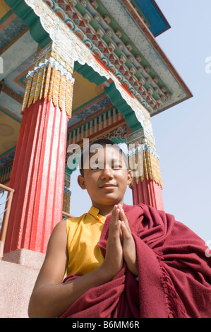 Portrait d'un moine priant, les Monastères Tibétains, Bodhgaya, Gaya, Bihar, Inde Banque D'Images