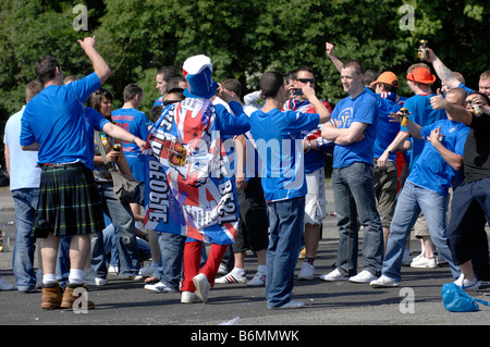 Fans des Glasgow Rangers se rassembler dans une région avant la finale de la coupe UEFA 2008 contre Zenit St Petersburg Banque D'Images