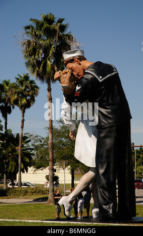 J Seward Johnson en aluminium peint sculpture intitulée reddition sans conditions Bayside à Sarasota en Floride USA Banque D'Images