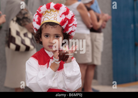 Jeune fille avec des castagnettes en costume traditionnel dans le cadre d'une troupe de danse en visite d'El Hierro à la Romeria annuelle à Adeje Banque D'Images