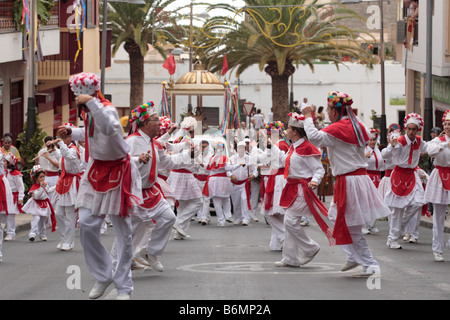 Une troupe de danse colorée de El Hierro mener la parade à la Romeria annuelle à Adeje Tenerife Espagne Banque D'Images