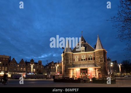 Place Nieuwmarkt et bâtiment historique Waag crépuscule Amsterdam Pays-Bas Banque D'Images