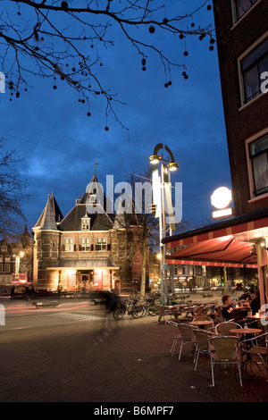 Place Nieuwmarkt et bâtiment historique Waag crépuscule Amsterdam Pays-Bas Banque D'Images
