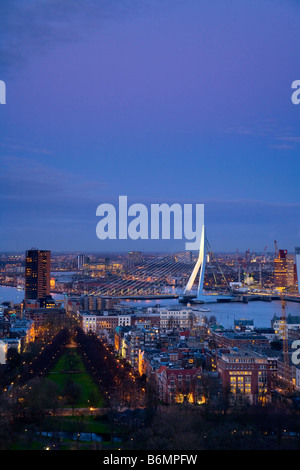 Vue aérienne de la tour Euromast à Rotterdam du crépuscule Rotterdam Pays-Bas Banque D'Images