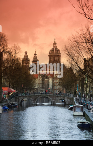 Oudezijds Achterburgwal canal et Saint Nicholas St Nicolaas kerk Amsterdam Pays-Bas Banque D'Images