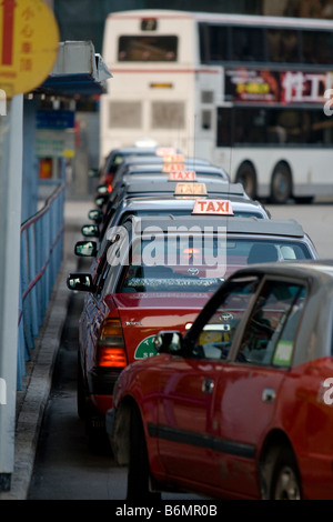 La file de taxis devant le Terminal star Ferry et en attente de la soirée les navetteurs à Kowloon, Hong Kong. Banque D'Images