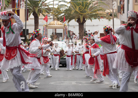 Une troupe de danse colorée de El Hierro mener la parade à la Romeria annuelle à Adeje Tenerife Espagne Banque D'Images