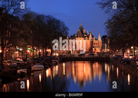 Kloveniers Burgwal canal et bâtiment historique Waag Amsterdam Nieuwmarkt Les Pays-Bas Banque D'Images