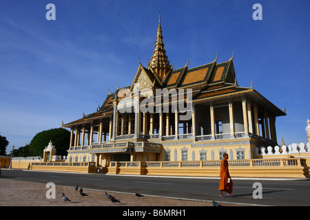 Le moine bouddhiste en robe safran marcher en face du Palais Royal, Phnom Penh, Cambodge Banque D'Images