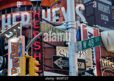 Les plaques de rue et la publicité s'affiche dans Times Square, New York Banque D'Images