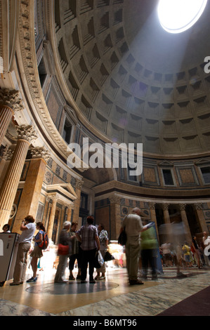 Flux de lumière à travers l'oculus de l'époque romaine construit Panthéon de Rome, Italie. Banque D'Images