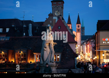 Statue sur l'ancien pont principal à l'hôtel de ville et la cathédrale St Kilian ou Cathédrale de Würzburg Würzburg Allemagne Bavière Banque D'Images