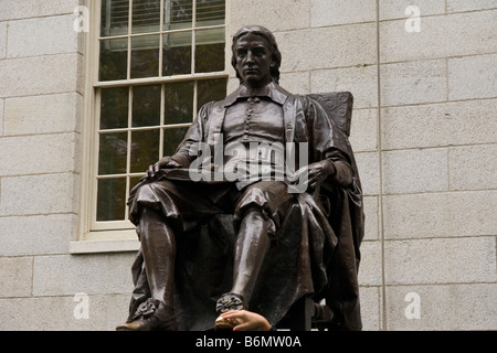 Statue de John Harvard Harvard Yard à l'université Harvard Cambridge MA Massachusetts New England USA United States of America Banque D'Images