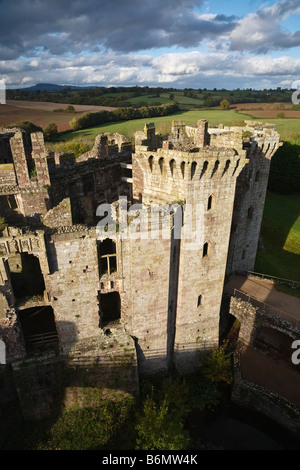 Vue depuis la Grande Tour de la porterie, Château de Raglan, Monmouthshire, Wales Banque D'Images