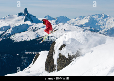 Portrait d'une goutte avec Black Tusk en arrière-plan sur le mont Whistler Banque D'Images