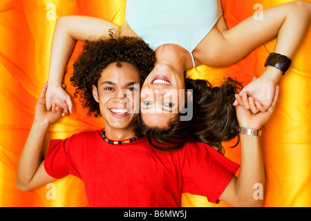 Jeune couple interracial lying on bed Banque D'Images