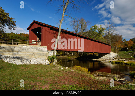 Pont couvert de la cataracte sur le Mill Creek dans l'Indiana Owen Comté Banque D'Images