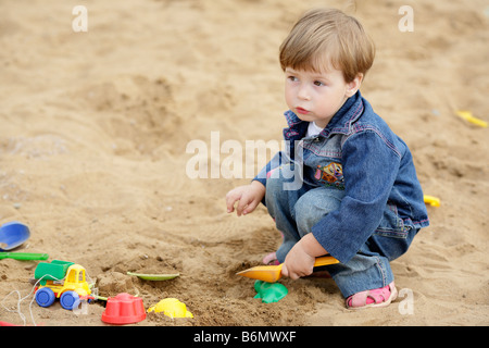 2 ans, fille, jouer dans le sable Banque D'Images